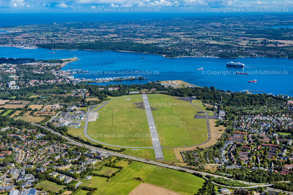 Kiel_Flugplatz_ELS_2523200922 | KIEL 20.09.2022 Start- und Landebahnen mit Rollwegen Hangaranlagen und Terminals auf dem Gelände des Flughafen an der Boelckestraße Holtenau in Kiel im Bundesland Schleswig-Holstein. // Runway with hangar taxiways and terminals on the grounds of the airport in Kiel in the state Schleswig-Holstein. Foto: Martin Elsen