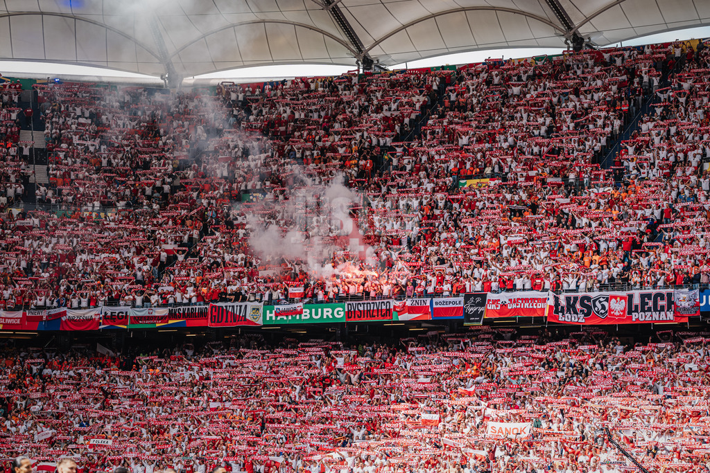 Fußball | Herren | UEFA-Fußball-Europameisterschaft 2024 | Gruppe D | Polen vs. Niederlande | 16.06.2024 | Fans aus Polen zünden Pyrotechnik