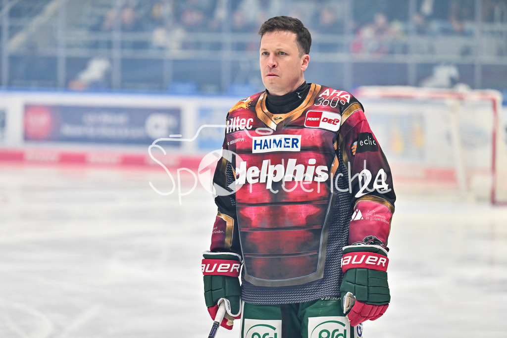 Augsburger Panther - Dresdner Eislöwen | AUGSBURG, DEUTSCHLAND - 06. MÄRZ: im Bild T. J. TREVELYAN (Augsburger Panther 24) bei den Starting Six vor dem Match zwischen den Augsburger Panthern und den Dresdner Eislöwen am 49. Spieltag der Penny DEL im Curt Frenzel Stadion