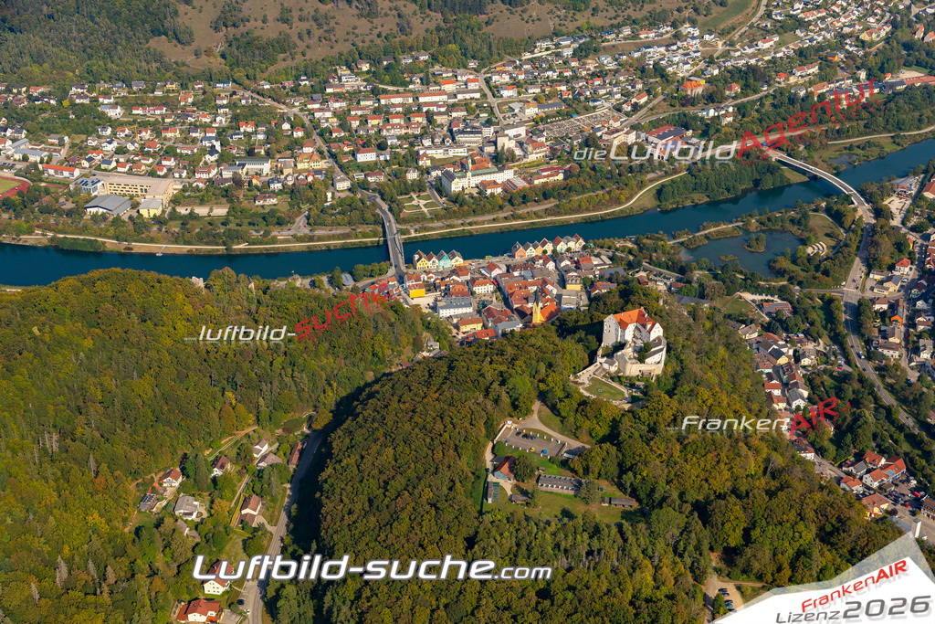 Aktuelles Luftbild von altstadt Riedenburg - Die Luftaufnahme wurde 2020 mittels UL-Flugzeug erstellt ( keine Drohne ) - hochauflösende Kamera-Systeme von  Canon -Beste Qualität - Für grossformatige Ausdrucke geeignet. Die Geschenkidee !