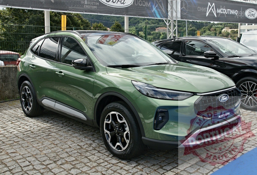 Ford Kuga SUV parked at car dealership | Green Ford Kuga compact crossover vehicle standing on cobblestone pavement - Realisiert mit Pictrs.com