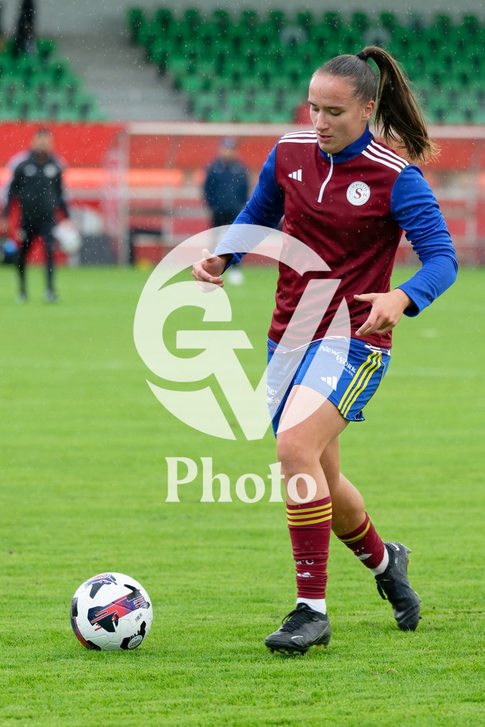 DZ8_6762_c | Switzerland: AXA Womens Super League 2025/26, Servette FC Chenois Feminin vs FC Aarau Frauen - Stade des Trois-Chene, Chene-Bourge: Magdalena Izabela Sobal (11 Servette FC Chenois Feminin) during warm-up 