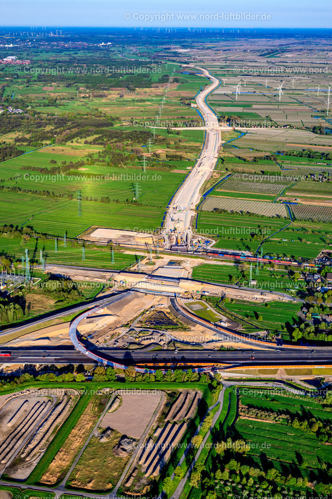 Hamburg_Moorburg_A7_Autobahn_Anschluss_Baustelle_A26_ELS_9666270425 | HAMBURG 27.04.2025 Autobahn- Baustelle mit Erschließungs- , Aufschüttungs- und Erdarbeiten entlang der Trasse und des Streckenverlaufes " Anschußstelle A26 A7 " in Hamburg, Deutschland. Weiterführende Informationen bei: Die Autobahn GmbH des Bundes Niederlassung Nord. // Motorway- Construction site with earthworks along the route and of the route of the highway " Anschussstelle A26 A7 " in Hamburg, Germany. Further information at: Die Autobahn GmbH des Bundes Niederlassung Nord. Foto: Martin Elsen