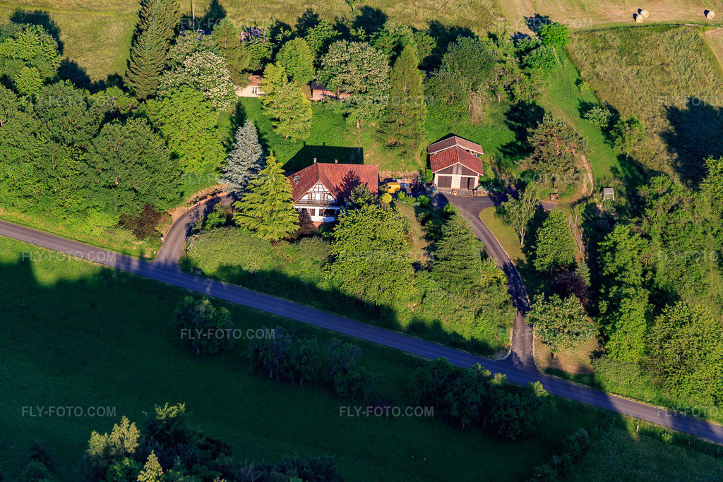 Aerial view: Villa in Rue de Wingen in Lembach in the state Bas-Rhin, France. – Photo: IMG_080280.jpg taken on 06/05/2015 by Werner Riehm/FLY-FOTO.com – Resolution of the original: 5472 x 3648 px
