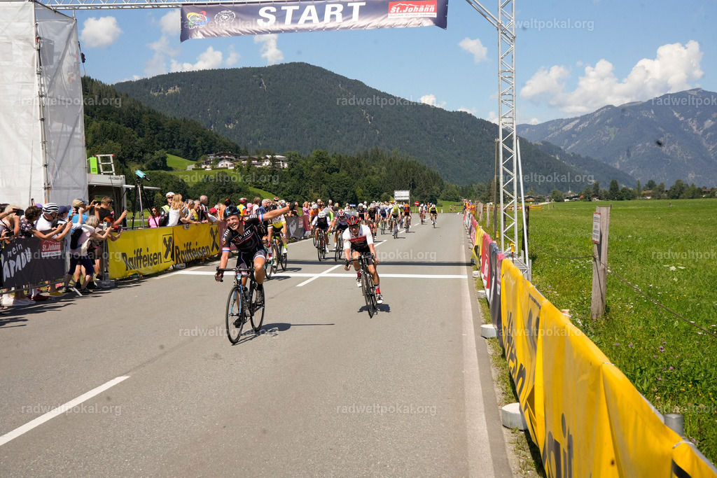 666_20230817_Bewerb_Maenner_Muehlanger | AUT - OESTERREICH, 2023-08-16: SPORT RENNRAD-FAHREN - 55. INTERNATIONALER RADWELTPOKAL IN ST. JOHANN IN TIROL  - Vintage-Radrennen mit WM-Bronze-Medaillen-Siegerin Christina Schweinberger, den Teilnehmer und Alexander Baumann (vom Orginastions-Team) - TAG 2 BEWERB MAENNER IN SECHS GRUPPEN  ; Foto: Roland Muehlanger
