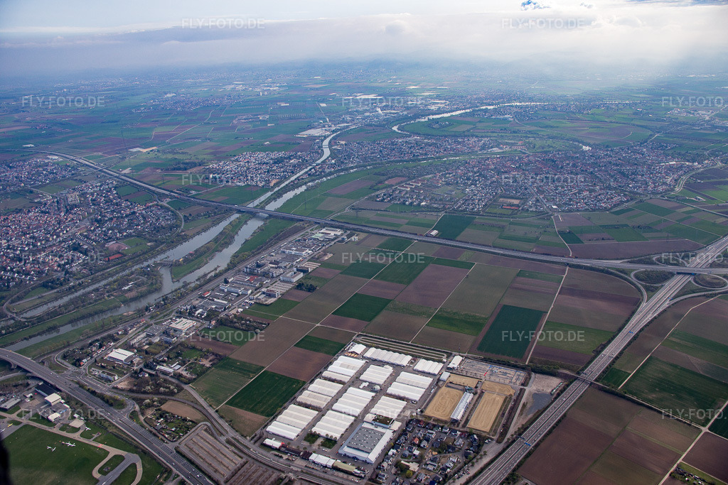 Luftbild: Industriegebiet Seckenheimer Landstraße/ Hans-Thomastr im Ortsteil Neuostheim in Mannheim im Bundesland Baden-Württemberg in Deutschland. Foto: IMG_076985.jpg vom 12.04.2015 durch Werner Riehm/FLY-FOTO.de