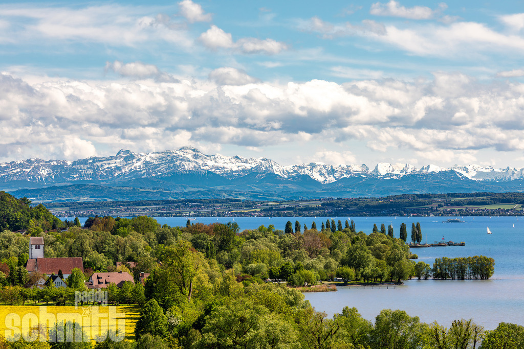 Blick über den Bodensee und die Alpen bei Seefelden | Von Seefelden eröffnet sich ein weiter Blick über den Bodensee bis zu den beeindruckenden Alpen am Horizont. Die ruhige Seelandschaft und das klare Bergpanorama verbinden sich zu einer harmonischen Aufnahme voller Weite und natürlicher Schönheit. - Realisiert mit Pictrs.com