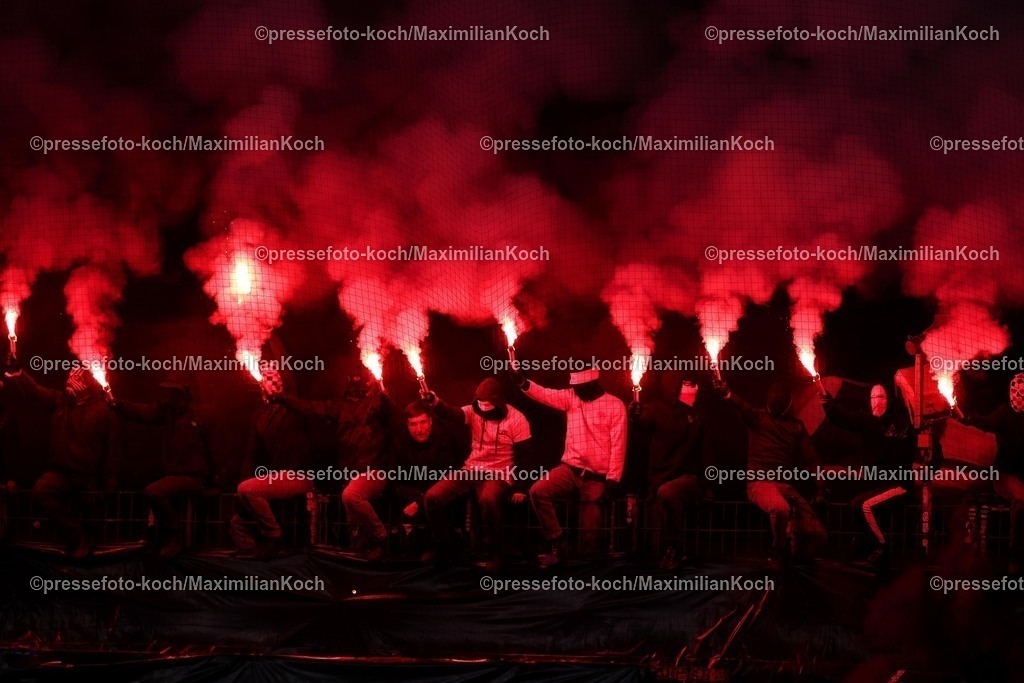 UCL26112501072 | 26.11.2025, Fußball, UEFA Champions League, Eintracht Frankfurt - Atalanta Bergamo, Deutsche-Bank-Park (Frankfurt am Main), 5. Spieltag, Saison 2025 2026: xxxxxxxxxxxxx Regulations prohibit any use of photographs as image sequences and or quasi-video.