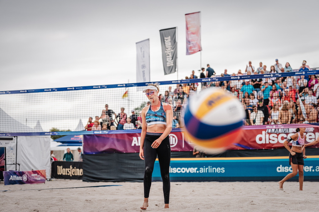 Beachvolleyball | Frauen | Allianz German Beach Tour 2024 | Tourstop Kühlungsborn 2 | 17.08.2024 | Chenoa Christ schaut dem Ball hinterher