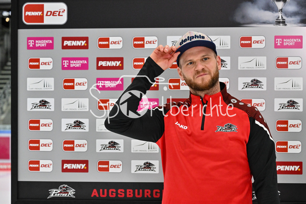 Augsburger Panther - Adler Mannheim | Beim Interview von MagentaSport Maximilian RENNER (Augsburger Panther #58) / FReisteller / Einzelfoto / DEL: Augsburger Panther - Adler Mannheim, Curt Frenzel Stadion am 16.02.2025