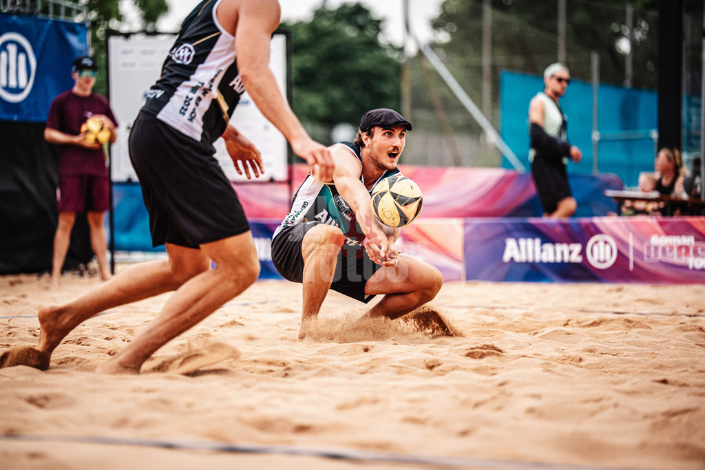 Beachvolleyball | München | Allianz German Beach Tour 2025 | Tourstop München | 03.07.2025 | Simon Pfretzschner nimmt den Ball an