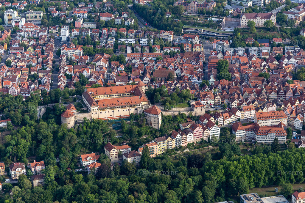 Luftbild: Burganlage des Schloß Hohen Tübingen mit dem Museum Alte Kulturen in Tübingen im Bundesland Baden-Württemberg in Deutschland. Foto: IMG_008575.jpg vom 27.08.2020 durch Werner Riehm/FLY-FOTO.de