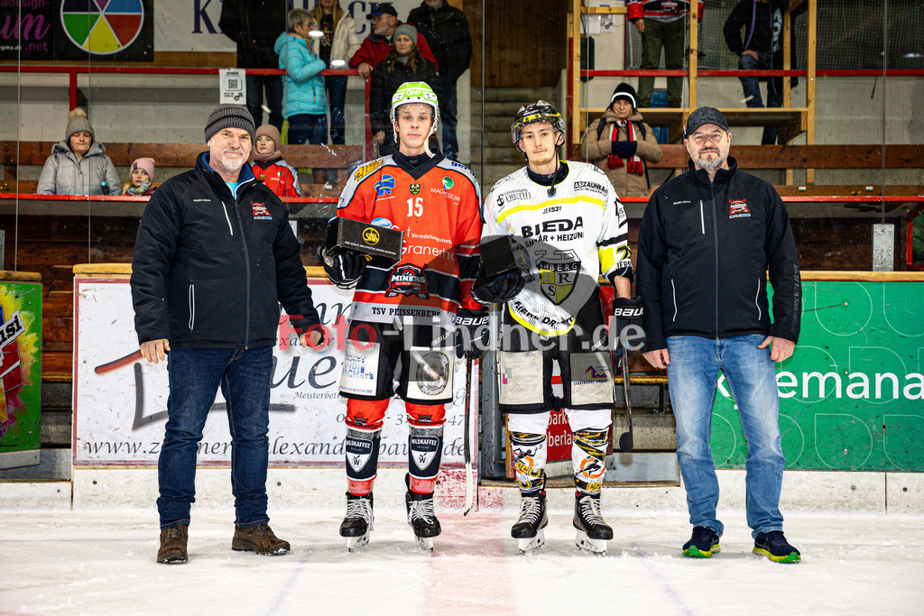TSV Peißenberg MINERS gegen ERSC Amberg Wild Lions | Eishockey Bayernliga Herren Vorrunde 2024/25, TSV Peißenberg MINERS gegen ERSC Amberg Wild Lions, 20241229,Ehrung Spieler des Spiels,2024-12-29 in Peißenberg (Eisstadion Peißenberg)Ryan MURPHY (MINERS 15)Copyright: WolfgangxLindner