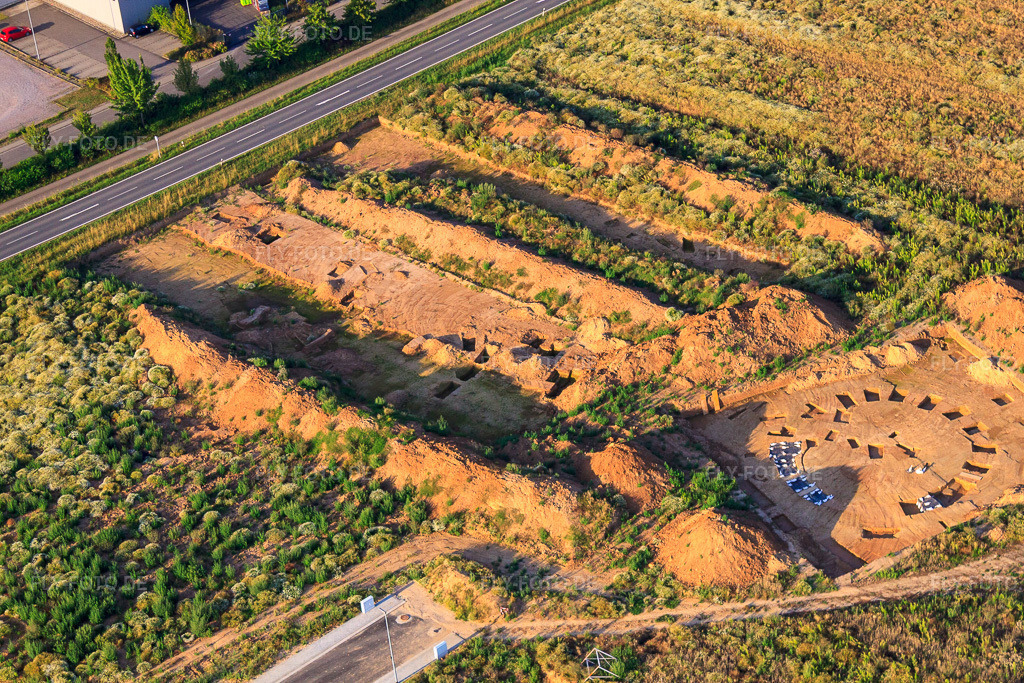 Luftbild: Archäologische Grabung am neuen Gewerbepark W II in Herxheim bei Landau im Bundesland Rheinland-Pfalz in Deutschland. Foto: IMG_70210.jpg vom 19.07.2014 durch Werner Riehm/FLY-FOTO.de