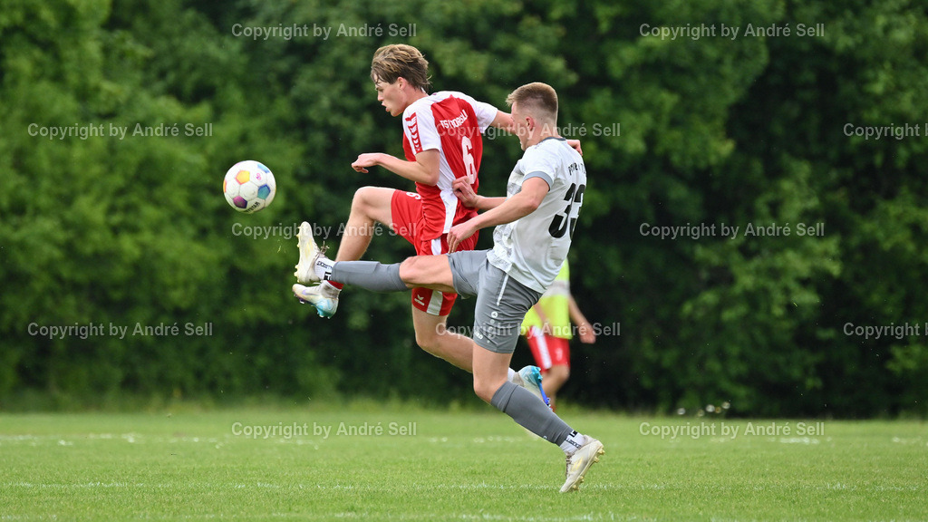 TSV Bordesholm vs Preetzer TSV | Marek Meyer (Bordesholm #6) / Kevin Beuck (Preetz #33) / Fußball-Landesliga Holstein Männer 2024/2025 / TSV Bordesholm vs Preetzer TSV / Sportanlage Platz A / Bordesholm / 31.05.25 - Realisiert mit Pictrs.com