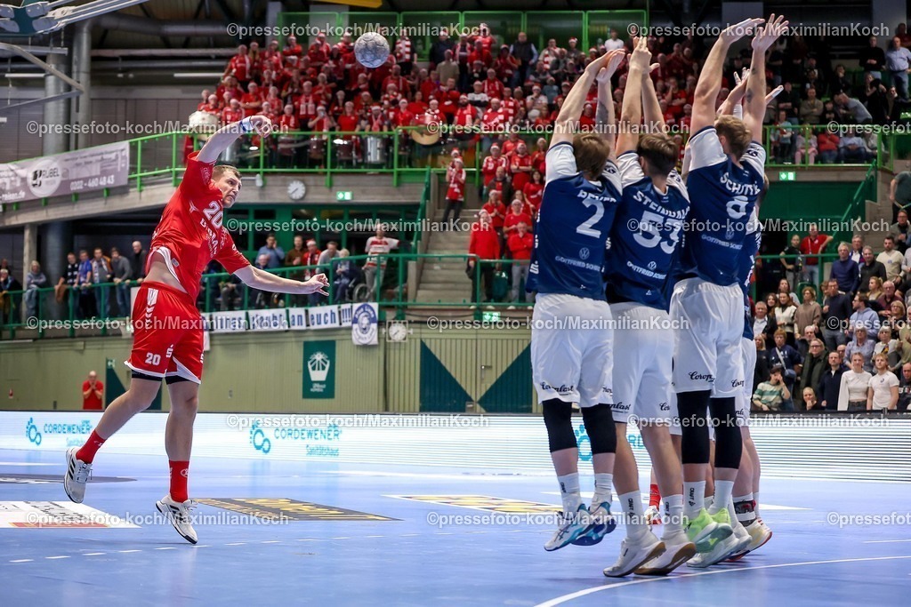 BHC18122501084 | 18.12.2025, Handball, Viertelfinale DHB-Pokal, Bergischer HC - MT Melsungen, Unihalle Wuppertal: Uladzislau Kulesh (Melsungen #20) beim Freiwurf in die Mauer des BHC 