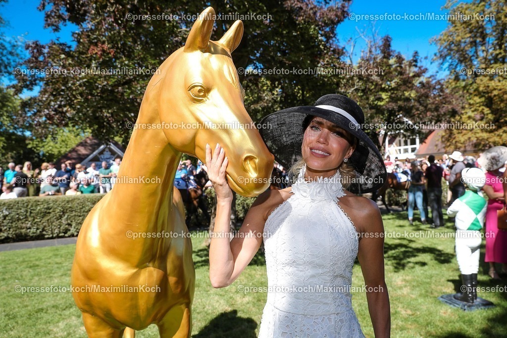 BBmx31082501010 | 2025.08.31, Promis beim Renntag auf der Galopprennbahn Baden-Baden in Iffezheim. Die Gäste genießen die elegante Atmosphäre beim Pferderennen. Sylvie Meis (Model und Markenbotschafterin des Casino Baden-Baden) posiert am Goldenen Pferd