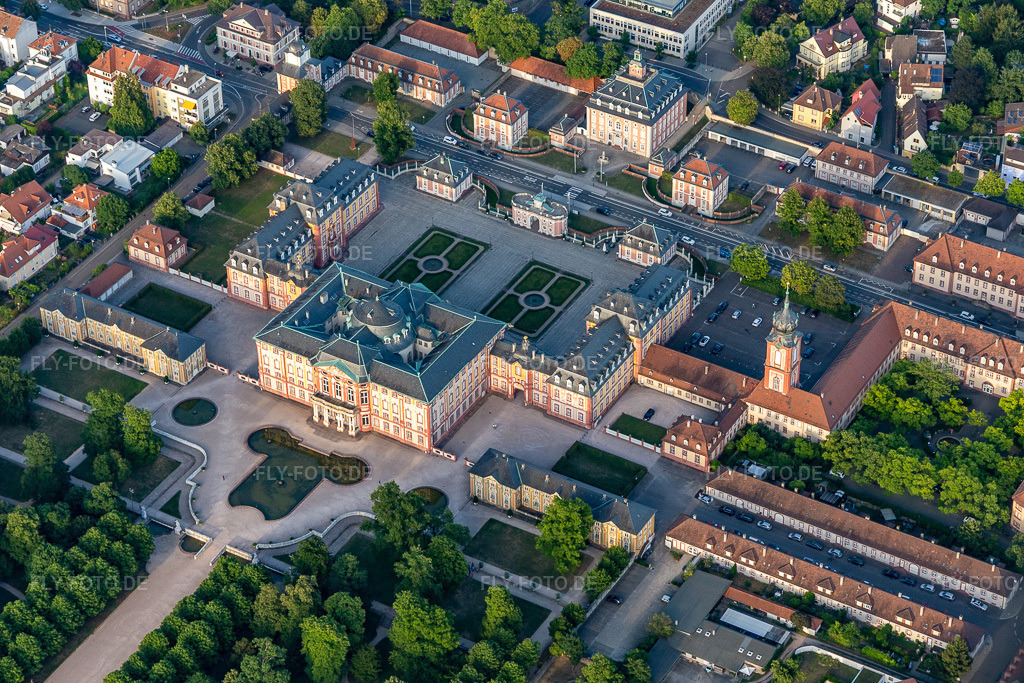 Luftbild: Schloss und Schlossgarten Bruchsal in Bruchsal im Bundesland Baden-Württemberg in Deutschland. Foto: IMG_133483.jpg vom 12.07.2022 durch Werner Riehm/FLY-FOTO.deSchloss Bruchsal