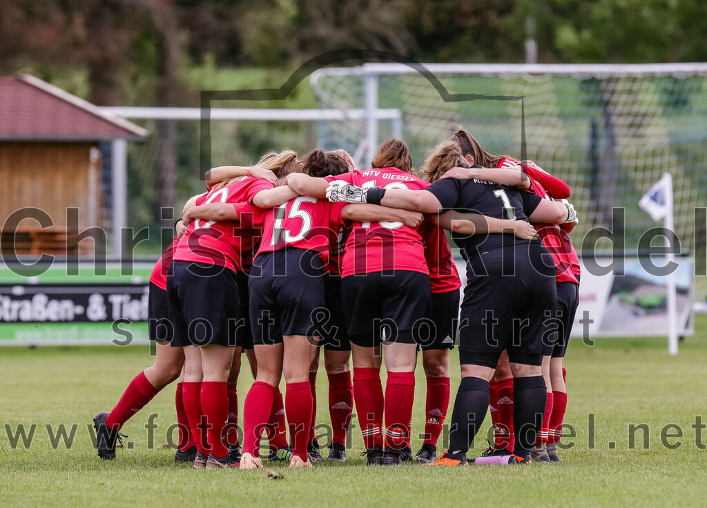 2023-10-07_007_FC_Langengeisling_gegen_MTV_Diessen_Ammersee | Erding, Deutschland, 07.10.2023:
Fußball, Bezirksoberliga 2023 / 2024, 6. Spieltag, FC Langengeisling gegen MTV Diessen/Ammersee, Endergebnis: 0:3

Julia Stapff (MTV Diessen/Ammersee, #10), Zoe Klein (MTV Diessen/Ammersee, #15), Magdalena Bonomo (MTV Diessen/Ammersee, #18), Torfrau Larissa Müske (MTV Diessen/Ammersee, #1)

Foto: Christian Riedel / fotografie-riedel.net