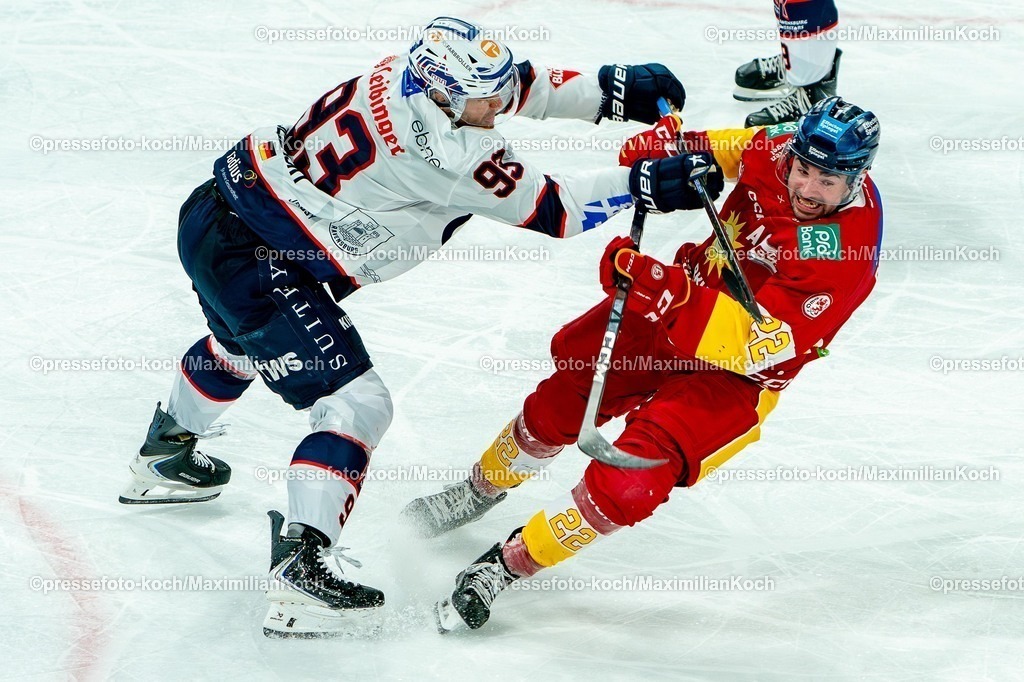 xKKUx14102501038 | 14.10.2025, xydrx, Eishockey, DEL2, Düsseldorfer EG - Ravensburg Towerstars, PSD Bank Dome Düsseldorf:  Ravenburgs Simon Sezemsky (#93)im Zweikampf gegen Erik Bradford (DEG #22) 
