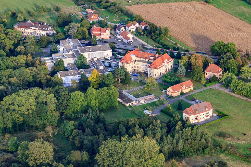 Vue aérienne: ValVital - Centre thermal et institut Morsbronn-les-Bains et clinique Aklia à Morsbronn-les-Bains dans le département Bas Rhin, France – .Photo: IMG_53682.jpg prise le 30/09/2012 par Werner Riehm/FLY-FOTO.eu – Résolution de l'original: 4642 x 3095 px – Cures thermales à Morsbronn-les-Bains | Valvital – AKLIA-UGECAM MORSBRONN 