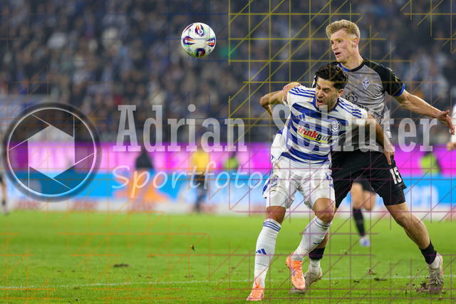 MSV Duisburg vs SV Waldhof Mannheim - 3. Liga | Duisburg, Deutschland, 07.11.25:   Mert Göckan (MSV Duisburg) und Malte Karbstein (SV Waldhof Mannheim) im Kampf um den Ball waehrend des Spiels der 3. Liga MSV Duisburg vs SV Waldhof Mannheim in der schauinsland-reisen-arena(Foto von Brauer-Fotoagentur / Adrian Schlueter)