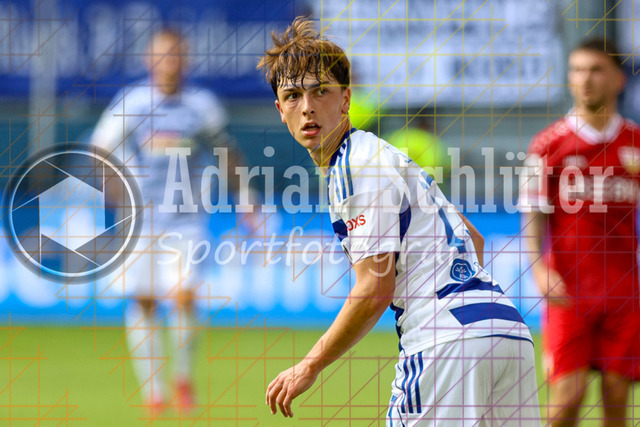 MSV Duisburg vs VfB Stuttgart II - 3. Liga | Duisburg, Deutschland, 02.08.25:   Jan-Simon Symalla (MSV Duisburg) schaut waehrend des Spiels der 3. Liga MSV Duisburg vs VfB Stuttgart II in der schauinsland-reisen-arena(Foto von Brauer-Fotoagentur / Adrian Schlueter)