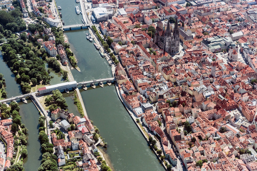 dr__0019604.jpg | REGENSBURG 05.07.2017 Kirchengebäude des Domes St. Peter in der Altstadt in Regensburg an der Donau im Bundesland Bayern, Deutschland. // Church building of the cathedral St. Peter in the old town in Regensburg in the state Bavaria, Germany. Foto: Daniel Reiter