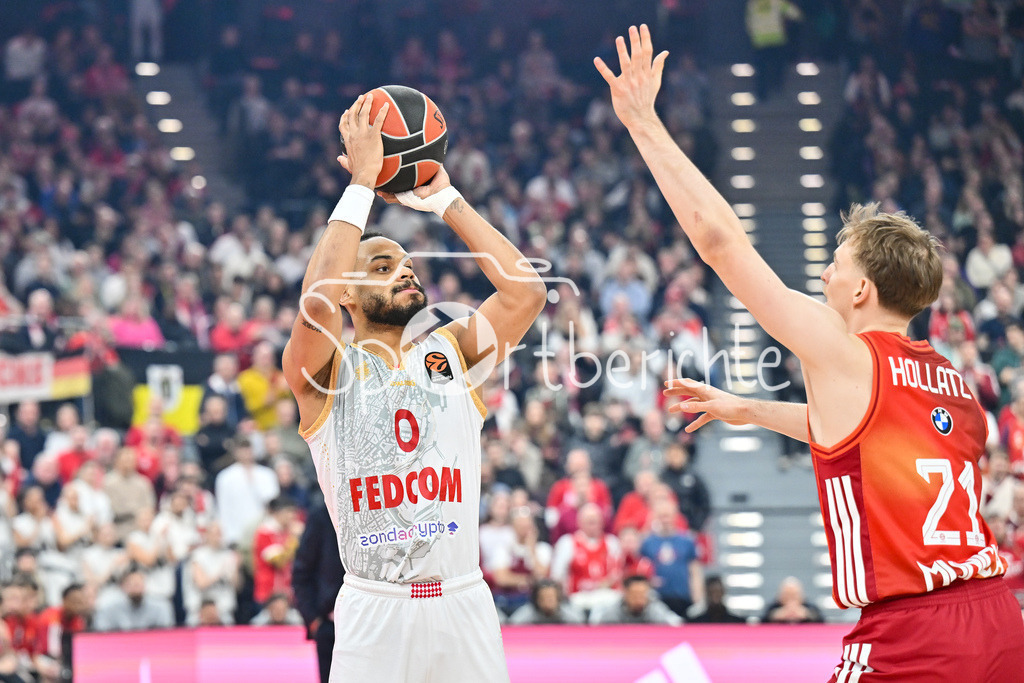 FC Bayern Basketball - AS Monaco Basket | MUNICH, GERMANY - 05. FEBRUARY: im Duell Elie OKOBO (AS Monaco Basket 0) und Justus HOLLATZ (FC Bayern Basketball 21) während dem Match zwischen dem FC Bayern Basketball und dem AS Monaco Basket am 27. Spieltag der EuroLeague im SAP GARDEN