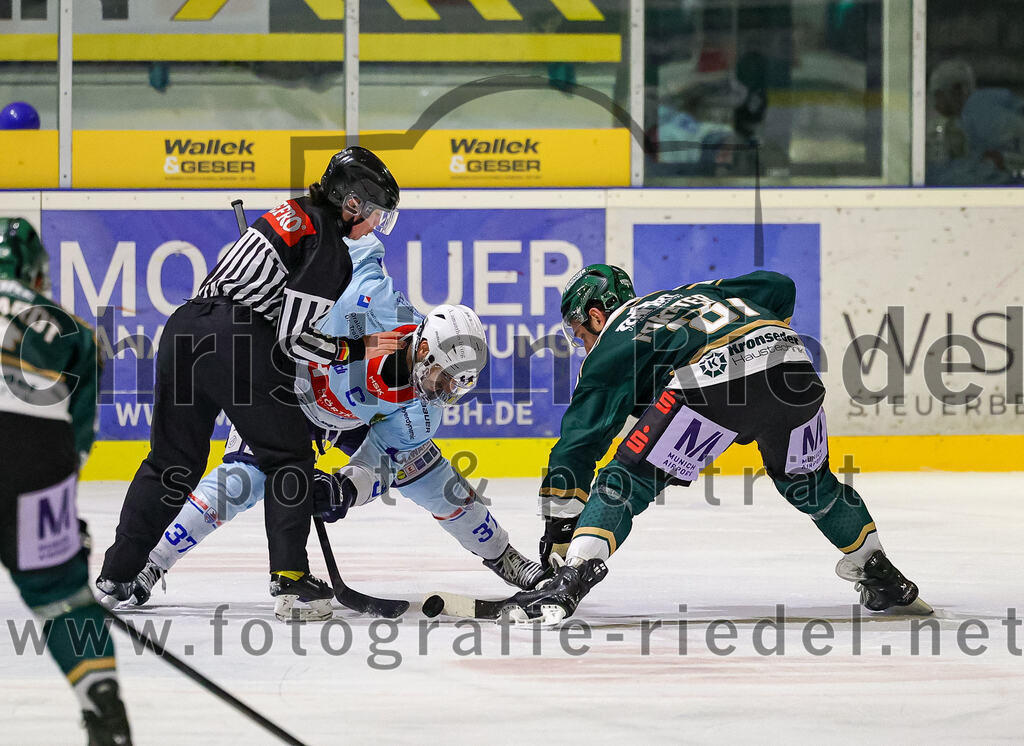 2025-12-23_063_TSV_Erding_gegen_Heilbronner_Falken | Erding, Deutschland, 23.12.2025:Eishockey, Oberliga Süd 2025 / 2026, 29. Spieltag, TSV Erding gegen Heilbronner Falken, Endergebnis: 5:4Frederik Cabana (Heilbronner Falken, #37), Maximilian Forster (Erding Gladiators, #81)Foto: Christian Riedel / fotografie-riedel.net