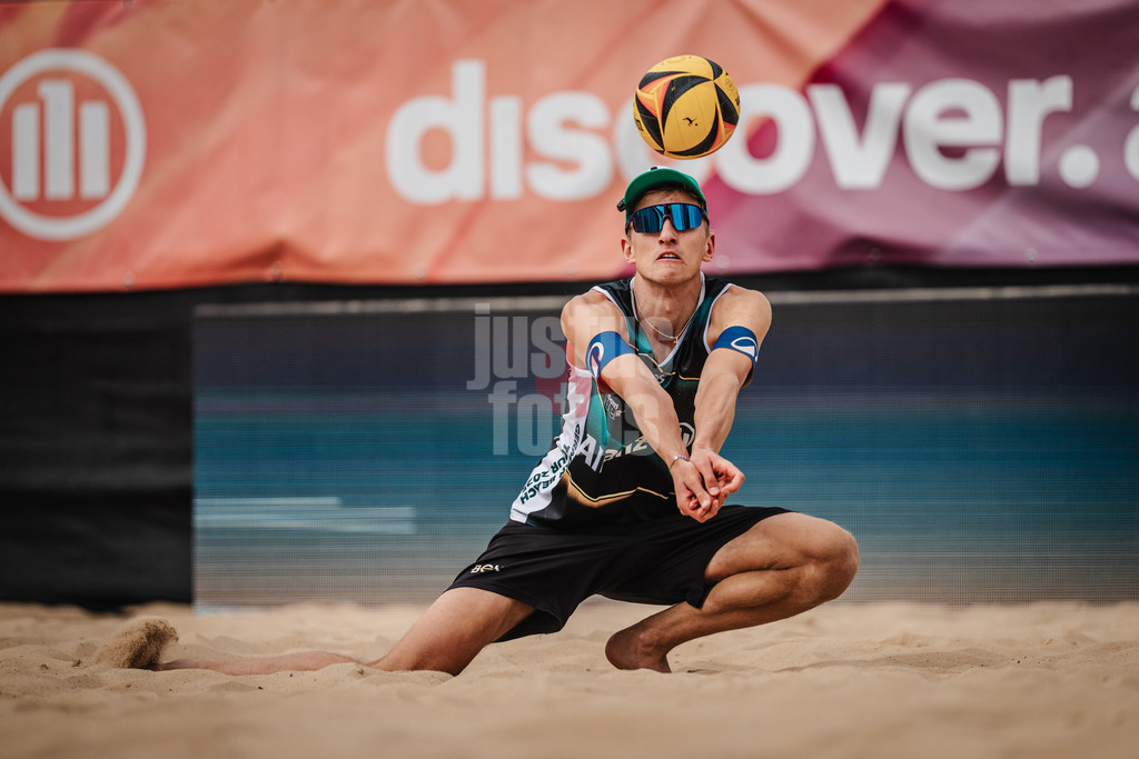 Beachvolleyball | Männer | Allianz German Beach Tour 2025 | Tourstop Berlin | 22.08.2025 | Momme Lorenz nimmt den Ball an