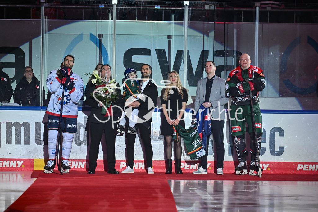 Augsburger Panther - Adler Mannheim | Dennis ENDRAS wird vor der Parite fuer seine Karriere geehrt / Ehrung / DEL: Augsburger Panther - Adler Mannheim, Curt Frenzel Stadion am 26.12.2024 / Denis REUL (Augsburger Panther #29) und Matthias PLACHTA (Adler Mannheim 22) bringen seinen Sohn aufs Eis