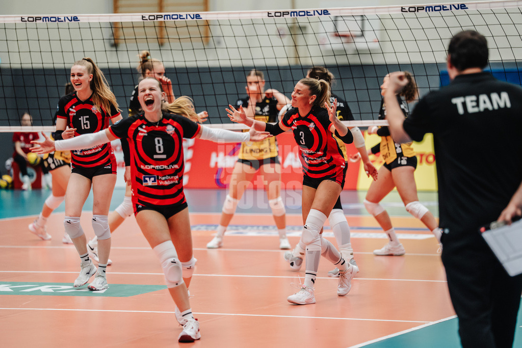 Volleyball | Frauen | Saison 2025/2026 | Volleyball Bundesliga | ETV Hamburger Volksbank Volleys vs. VfB Suhl LOTTO Thüringen | 07.03.2026 | ETV jubelt, v.l. Alexa Sophie Thaden (#15, ETV Hamburger Volksbank Volleys), Zoe Konjer (#8, ETV Hamburger Volksbank Volleys) und Lina Köster (#3, ETV Hamburger Volksbank Volleys)