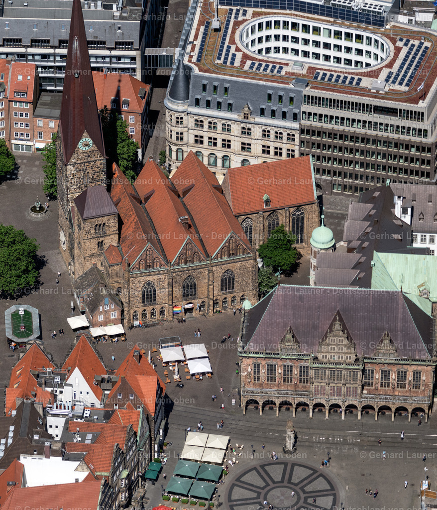 4029804 | BREMEN 01.06.2020 Kirchengebäude des St.-Petri- Dom und Rathaus am Domshof im Morgenlicht in der Altstadt von Bremen.