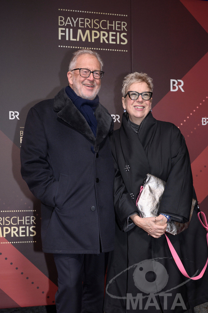 _DWI5126 | Doris Dörrie mit Partner Martin Moszkowicz bei der Verleihung des 47. Bayerischen Filmpreises 2026  im Prinzregententheater. München, Deutschland. Der Bayerische Filmpreis wird seit 1979 von der Bayerischen Staatsregierung verliehen, um die Bedeutung des Kinofilms als Kulturgut herauszustellen - Realisiert mit Pictrs.com
