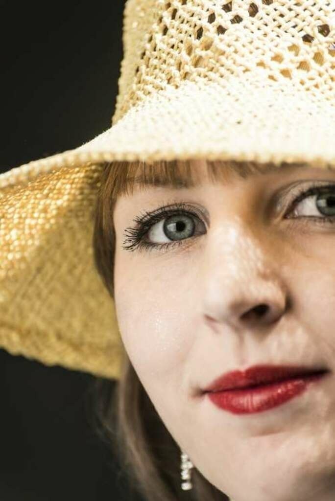 Portrait0360 | DieAugenweide Galerie, Bilder von Fotograf Ralf-Udo Thiele. Auswählen und bestellen auf verschiedenen Materialien und Größen. - Realisiert mit Pictrs.com