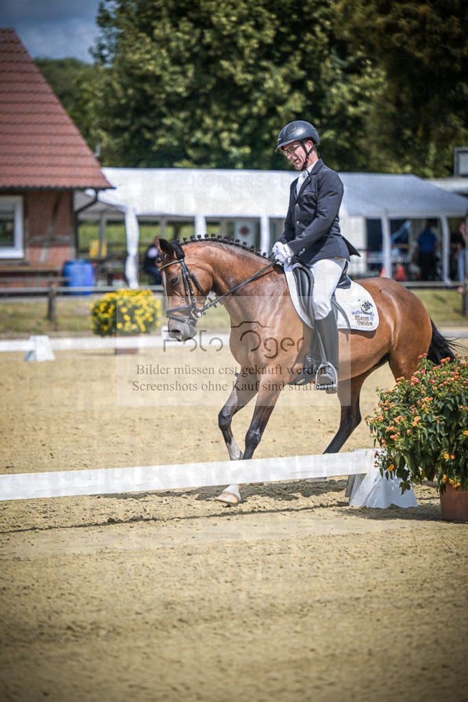 DOS_2793 | Entdecke hochwertige Reitturnierfotos von Foto Oger. Professionell, emotional und authentisch – jetzt Lieblingsmomente im Shop bestellen.Deutschlandweite Turnierfotografie. - Realisiert mit Pictrs.com