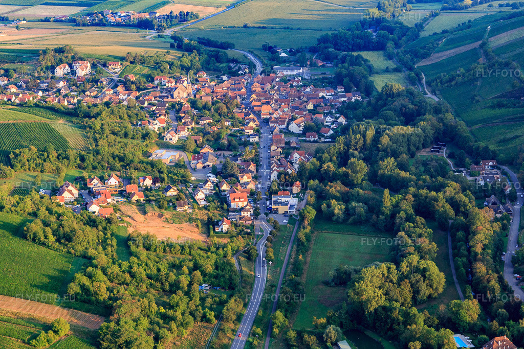 Vue aérienne: Vue de la ville depuis le sud-est à Soultz-les-Bains dans le département Bas Rhin, France – .Photo: IMG_138013.jpg prise le 19/08/2023 par Werner Riehm/FLY-FOTO.eu – Résolution de l'original: 5208 x 3472 px