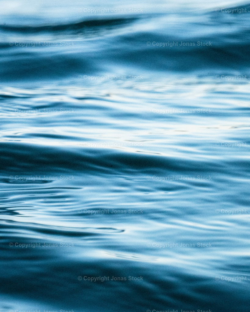 Oceanblue | The surface of the ocean up close.  - Realisiert mit Pictrs.com