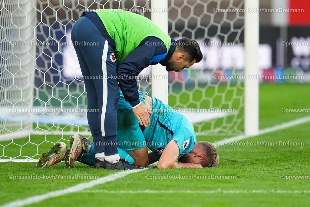 xYDRx18102501127 | 18.10.2025, xydrx, Fußball, 3.Liga, Rot-Weiss Essen - FC Viktoria Köln, Saison 2025 2026, Stadion an der Hafenstraße: Lars Dietz (FC Viktoria Köln #2) liegt am Boden   DFB regulations prohibit any use of photographs as image sequences and or quasi-video.