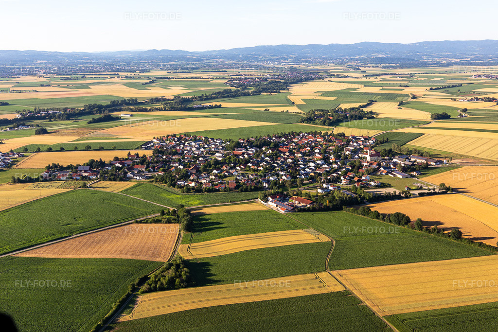 Luftbild: Oberpiebing im Ortsteil Oberpiebing in Salching im Bundesland Bayern in Deutschland. Foto: IMG_133173.jpg vom 03.07.2022 durch Werner Riehm/FLY-FOTO.deAktuellles aus Salching - Gemeinde Salching