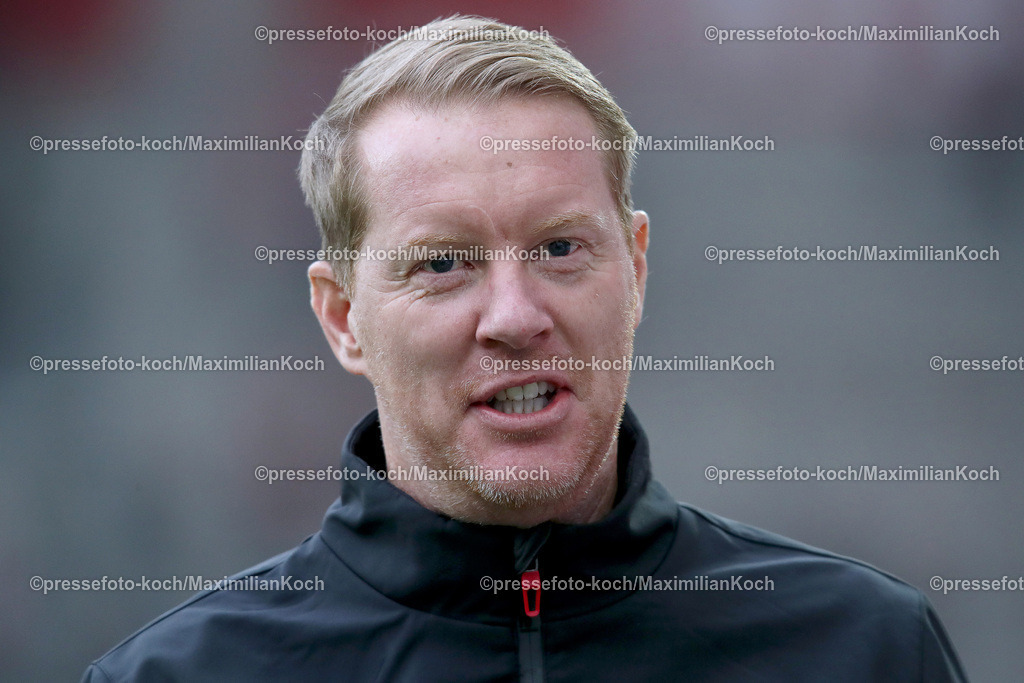 RWE06012402078 | 06.01.2024, Essen, Fußball, Herren, Stadion an der Hafenstraße, Testspiel, Rot-Weiss Essen – 1. FC Köln:  Der neue Cheftrainer Timo Schultz (1.FC Köln) bei seinem ersten Spiel für den Kölner FC. 
DFB regulations prohibit any use of photographs as image sequences and or quasi-video.