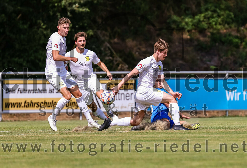 2023-07-22_096_FC_Eitting_gegen_FC_Moosinning | Eitting, Deutschland, 22.07.2023:
Fußball, Kreisliga 2023 / 2024, Testspiel, FC Eitting gegen FC Moosinning, Endergebnis: 0:4

Florian Jakob (FC Moosinning, #10), Christian Reiser (FC Moosinning, #17), Martin Buttstedt (FC Moosinning, #7), Florian Huber (FC Eitting, #18)

Foto: Christian Riedel / fotografie-riedel.net