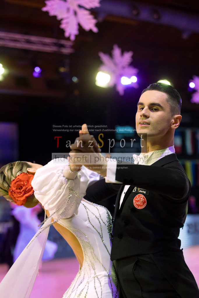 20241215_WDSF_Int_Open_Std-Riga-9775 | Tanzsportbilder, Standardtanz, Lateintanz, WDSF, DTV, LTVB, dancecomp, goc, hessen tanzt, blaues band der spree, walzer, tango, wiener walzer, slowfox, quickstepp, samba, rumba, cha-cha-cha, paso doble. jive, hd-kroft photography, turniertanzsport