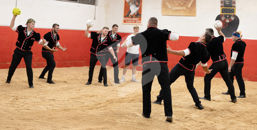 ESAF2025_Empfang_8682-Pano | Die Schwinger des Schwyzer Kantonalen Schwingerverbandes: Fotos, die Dynamik und Leidenschaft festhalten, sowie emotionale Momente aus dem traditionellen Schwingsport zeigen. - Realisiert mit Pictrs.com