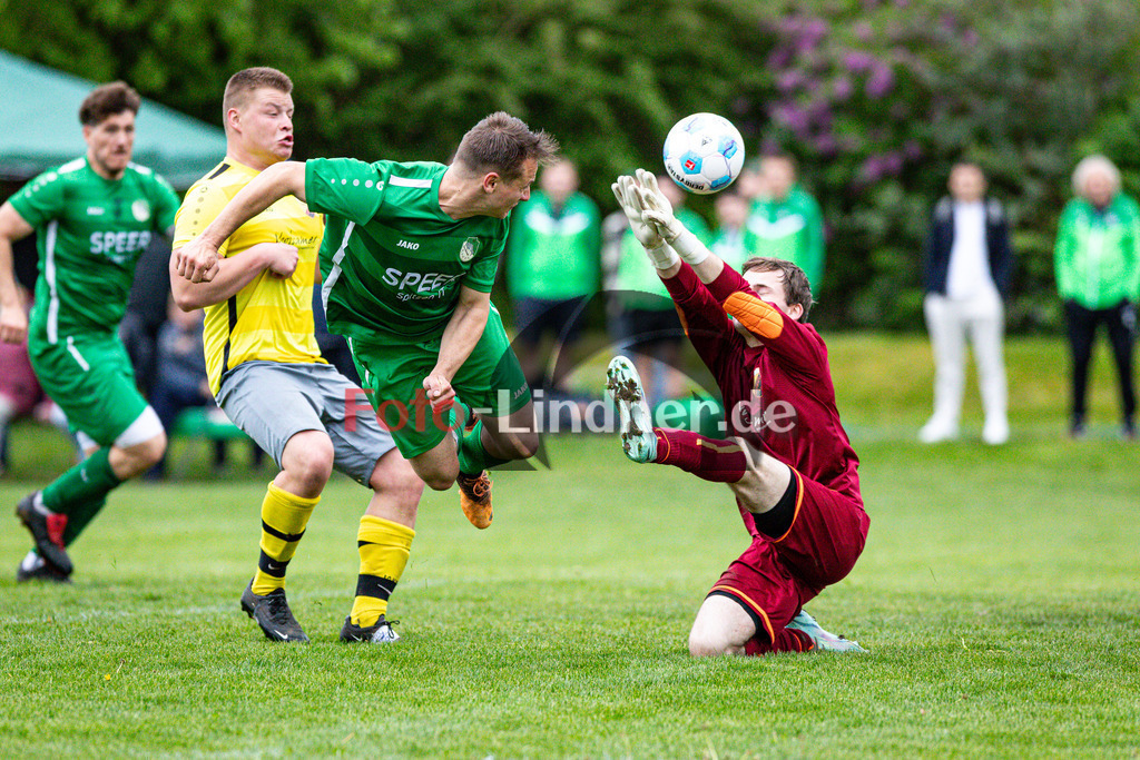 FC Seeshaupt gegen SV Bernried | Fußball A-Klasse Herren Oberbayern Zugspitze Gruppe 5 2025/26, FC Seeshaupt gegen SV Bernried, 20250504,Torchance Denis SULZMANN (FC Seeshaupt 17),2025-05-04 in Seeshaupt (Sportplatz Seeshaupt Platz 1), Denis SULZMANN (FC Seeshaupt 17), Kilian BRENNAUER (SV Bernried Torwart 1)Copyright: WolfgangxLindner www.foto-lindner.de