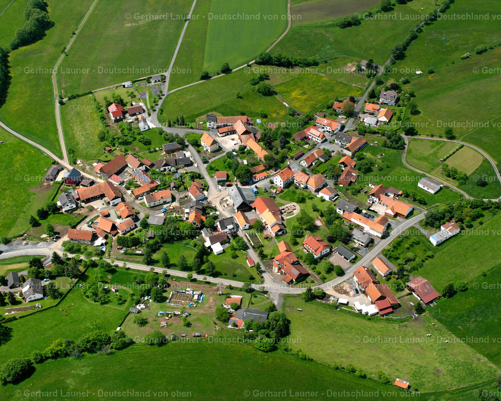 2615315 | REINHARDS 09.06.2006 Landwirtschaftliche Nutzflächen und Feldgrenzen  umsäumen das Siedlungsgebiet des Dorfes in Reinhards im Bundesland Hessen, Deutschland // Agricultural land and field boundaries surround the settlement area of the village  in Reinhards in the state Hesse, Germany Foto: Gerhard Launer