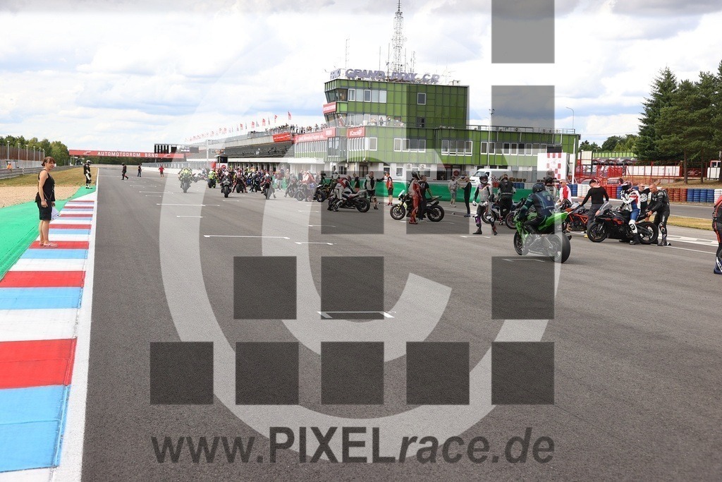 social-20250830_07220 | Schöne Erinnerungen an spannende Momente - das festzuhalten ist unser Job. PIXELrace.de ist seit 2003 auf den Rennstrecken Europas unterwegs um die Action draußen beim Fahren und die wunderbare Stimmung imm Fahrerlager für euch einzufangen.