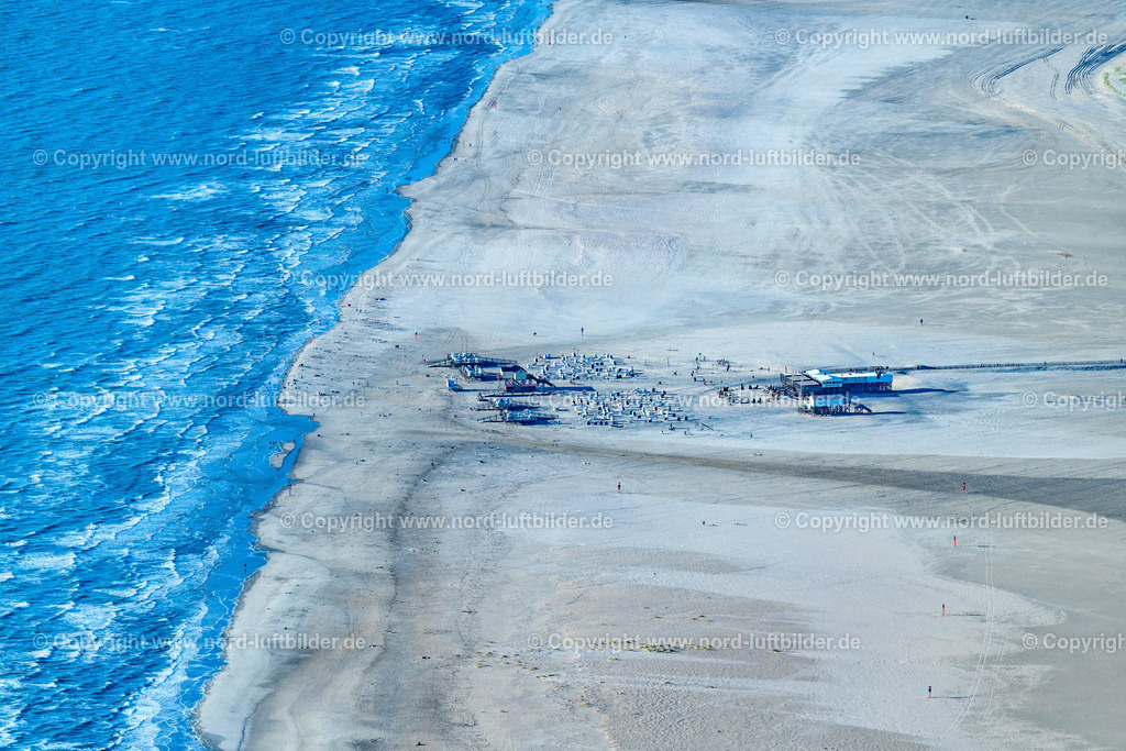 St. Peter-Ording_ELS_3531060822 | SANKT PETER-ORDING 06.08.2022 Sandstrand- Landschaft an der Seebrücke und Strand- Restaurant im Ortsteil Sankt Peter-Bad in Sankt Peter-Ording im Bundesland Schleswig-Holstein, Deutschland. Die Seebrücke verläuft über den Dünenrand direkt zum Strand- Restaurant " Arche Noah " und weiter zum Meer. // Sandy beach landscape at the pier and beach restaurant in the district of Sankt Peter-Bad in Sankt Peter-Ording in the state Schleswig-Holstein, Germany. Foto: Martin Elsen