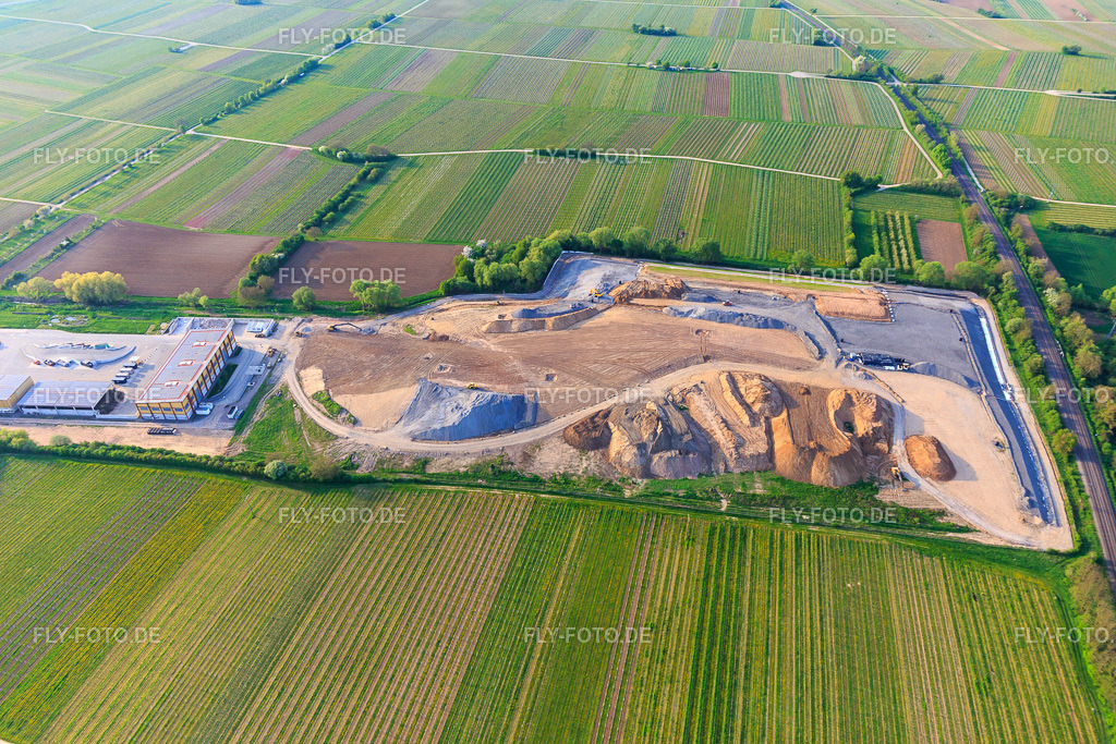 Deponie des Landkreis Südliche Weinstraße, Wertstoffwirtschaftszentrum Nord (bei Edesheim) https://www.suedliche-weinstrasse.de/einrichtungen/eww/wertstoffwirtschaftszentren/ | Luftbild: Deponie des Landkreis Südliche Weinstraße, Wertstoffwirtschaftszentrum Nord (bei Edesheim) https://www.suedliche-weinstrasse.de/einrichtungen/eww/wertstoffwirtschaftszentren/ in Knöringen im Bundesland Rheinland-Pfalz in Deutschland. Foto: IMG_106716.jpg vom 21.04.2018 durch Werner Riehm/FLY-FOTO.de - Realisiert mit Pictrs.com